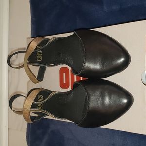Black and Gold Ono ballet flats. Size 7.